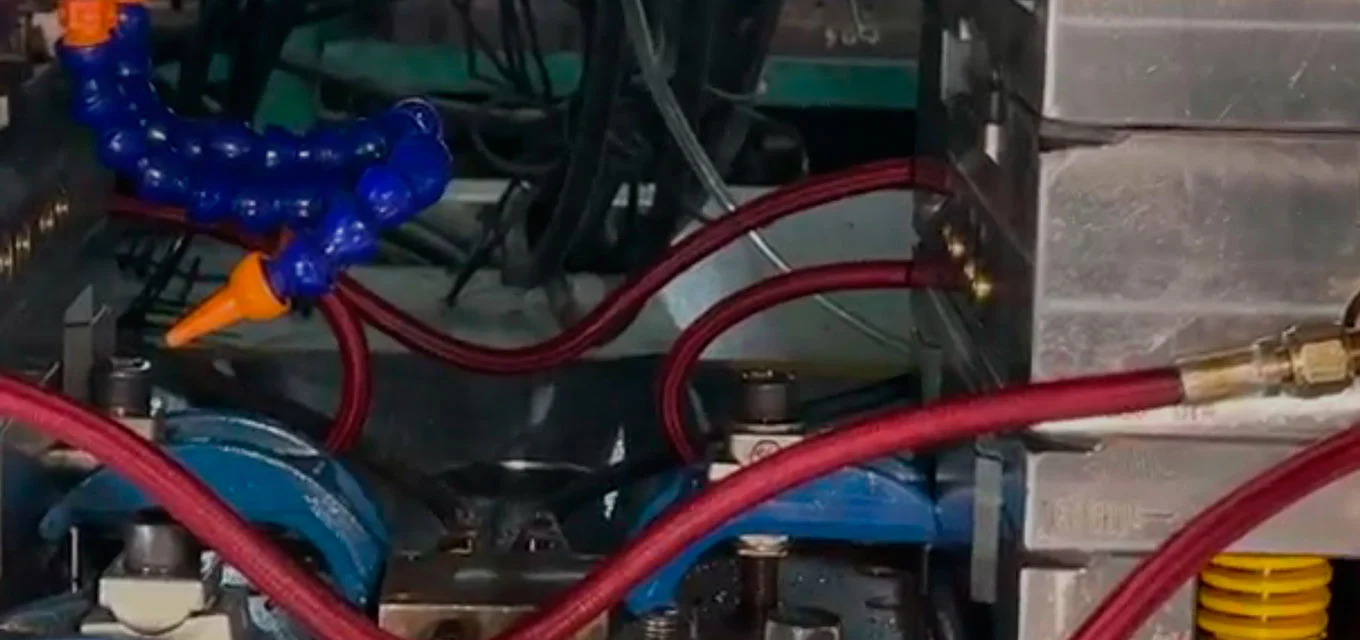 Vidéo du moulage par insert du CN