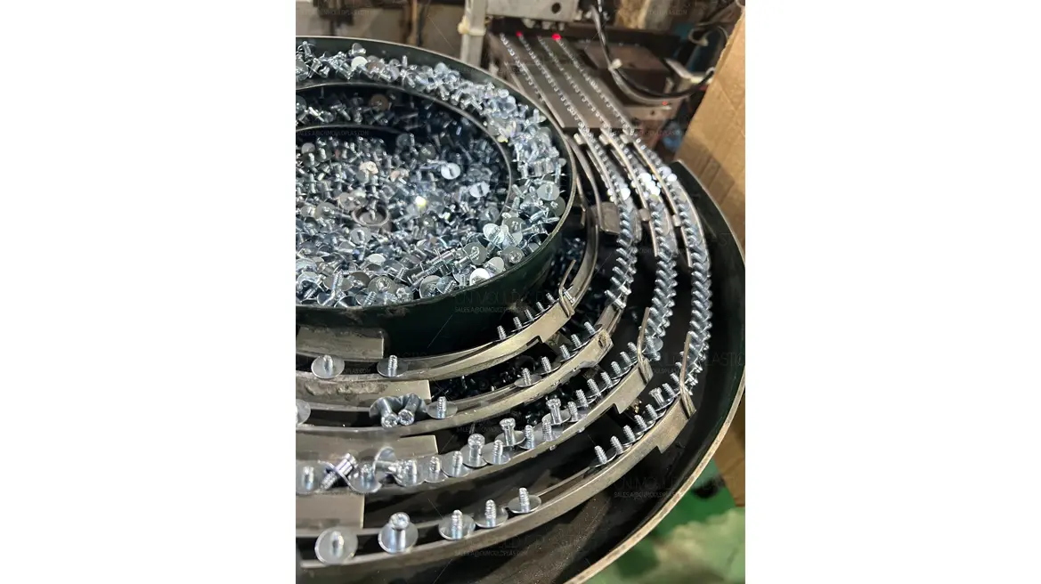 Expliquer les avantages du moulage par insert métallique