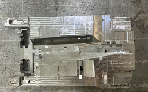 Processus pour le moulage par insert de pièce estampée